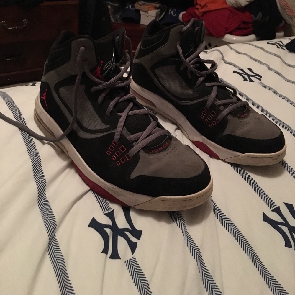 Basketball shoes