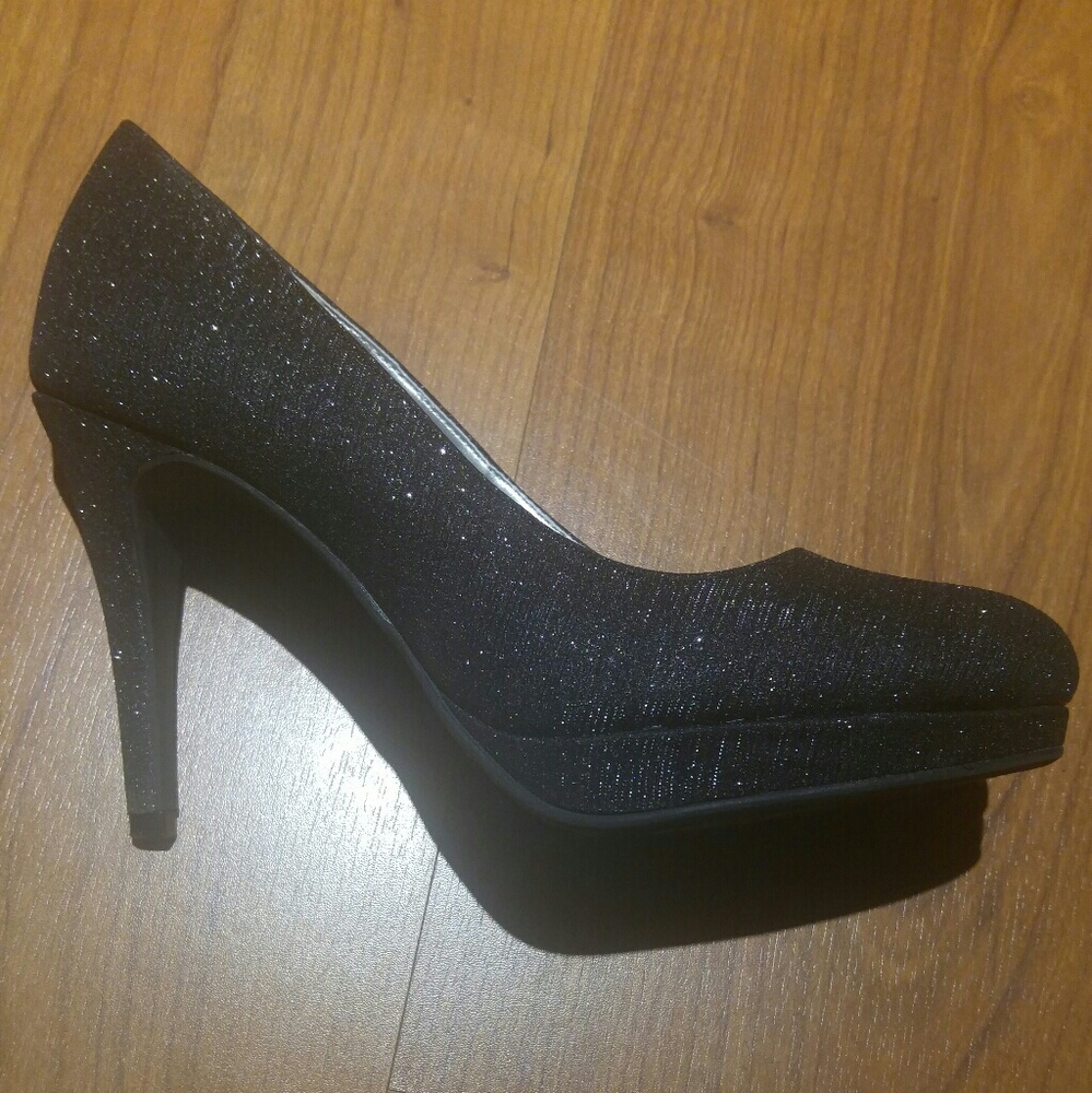 Black platform glitter pumps