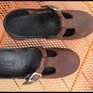 Sanita Brown oil leathered clogs