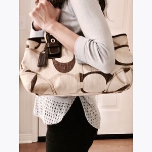 •⬇️price•Coach signature SoHo Handbag