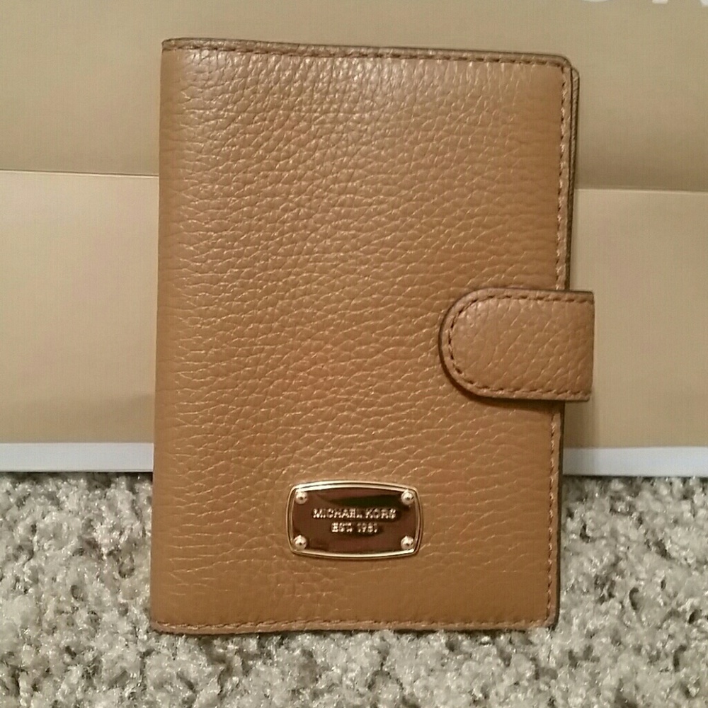 Michael Kors Jet Set Passport Leather Case