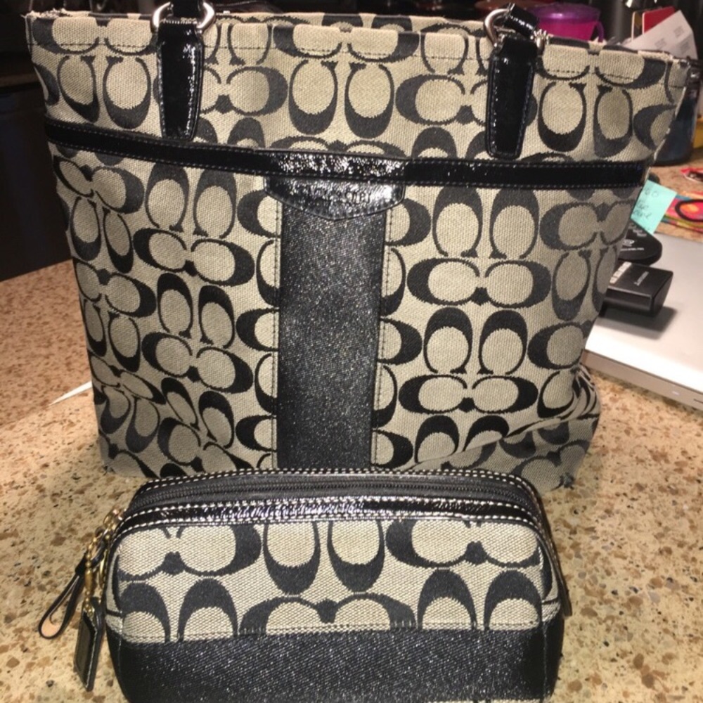 ❤SOLD Ⓜ️Coach tote and cosmetic bag to match!!