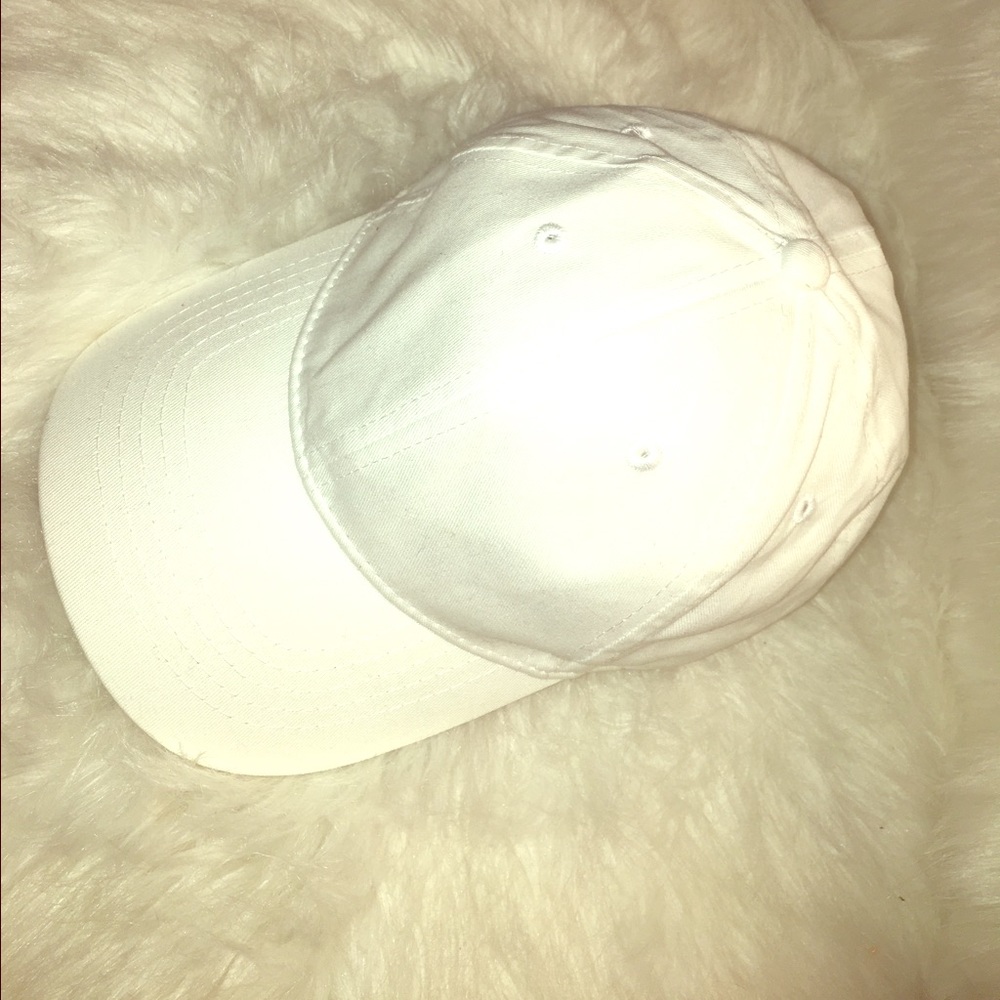 All White Cap. Velcro💓