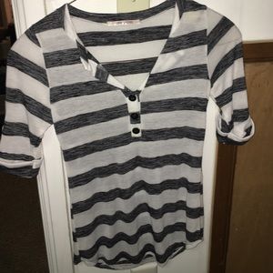3/4 sleeve heathered gray and white top.