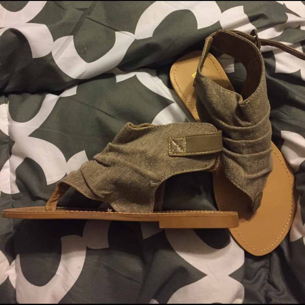 NWOT Bamboo ankle wrap taupe sandals