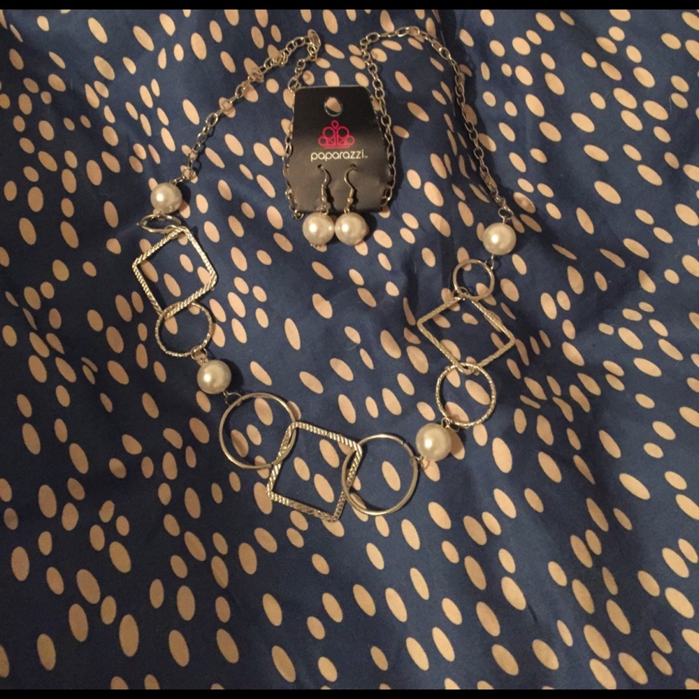 Fun long necklace and pearl earrings.