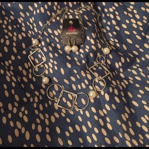 Fun long necklace and pearl earrings.