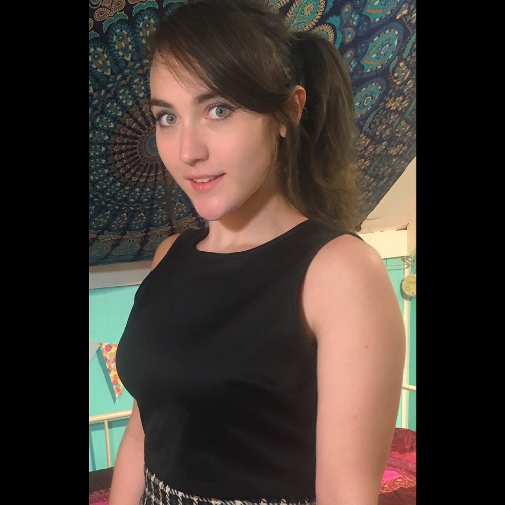 Simple Sleevless Black Crop Top w Zipper