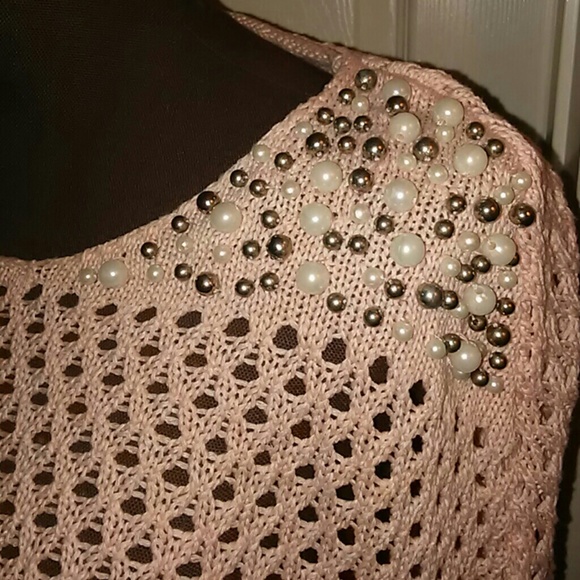 Beautiful top - Picture 2 of 4