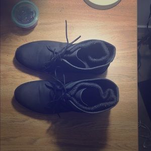 Size 9 for women! Fit comfortably!