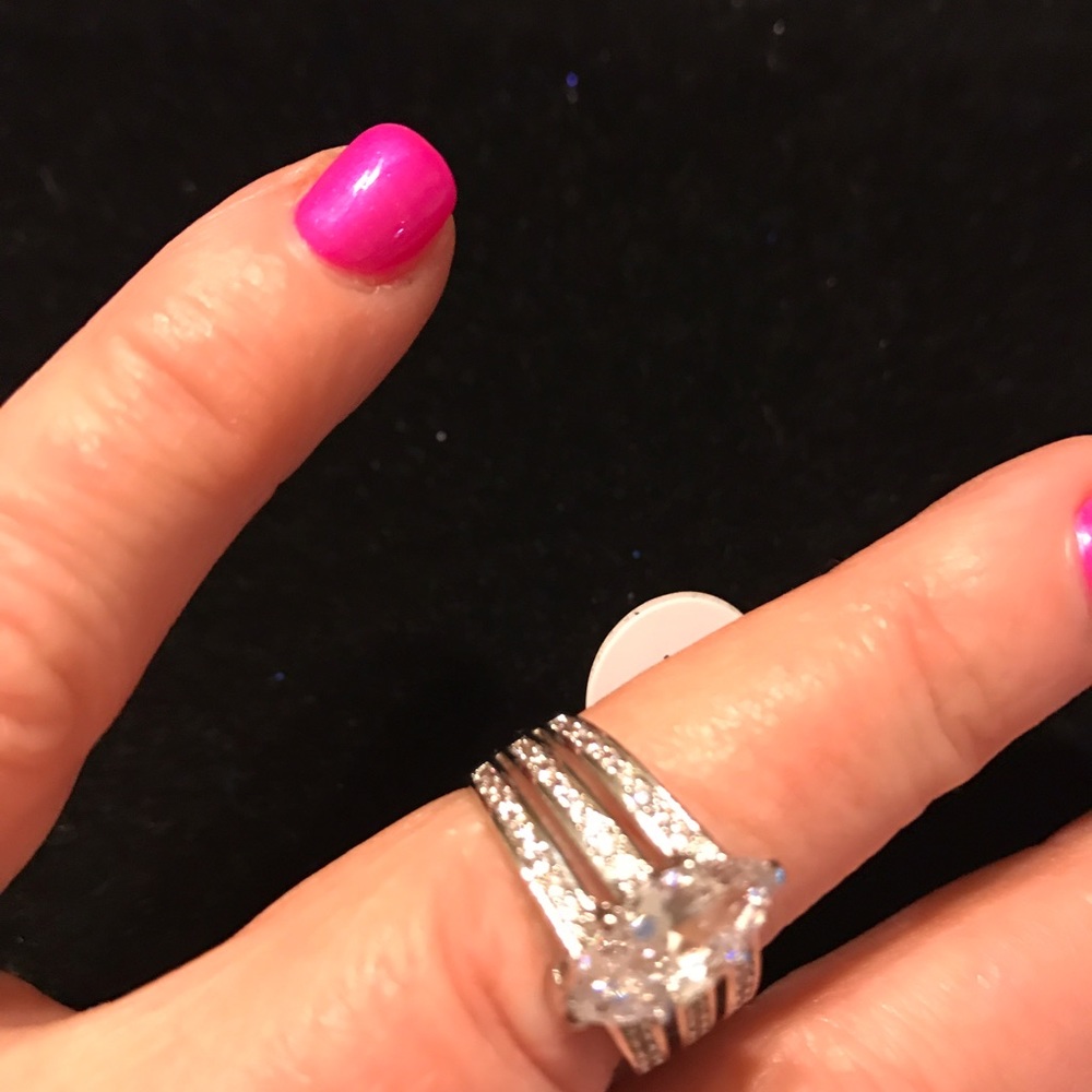 Beautiful Ring - Picture 2 of 3