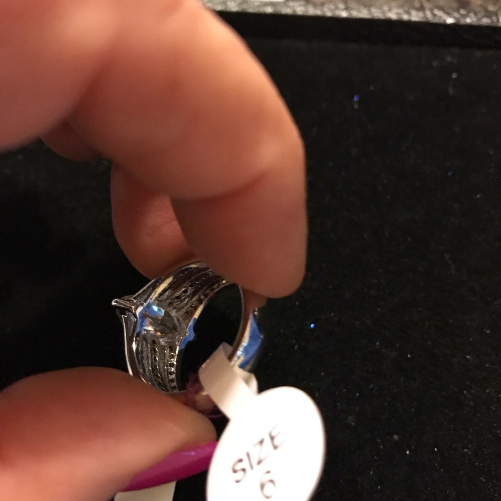 Beautiful Ring - Picture 3 of 3