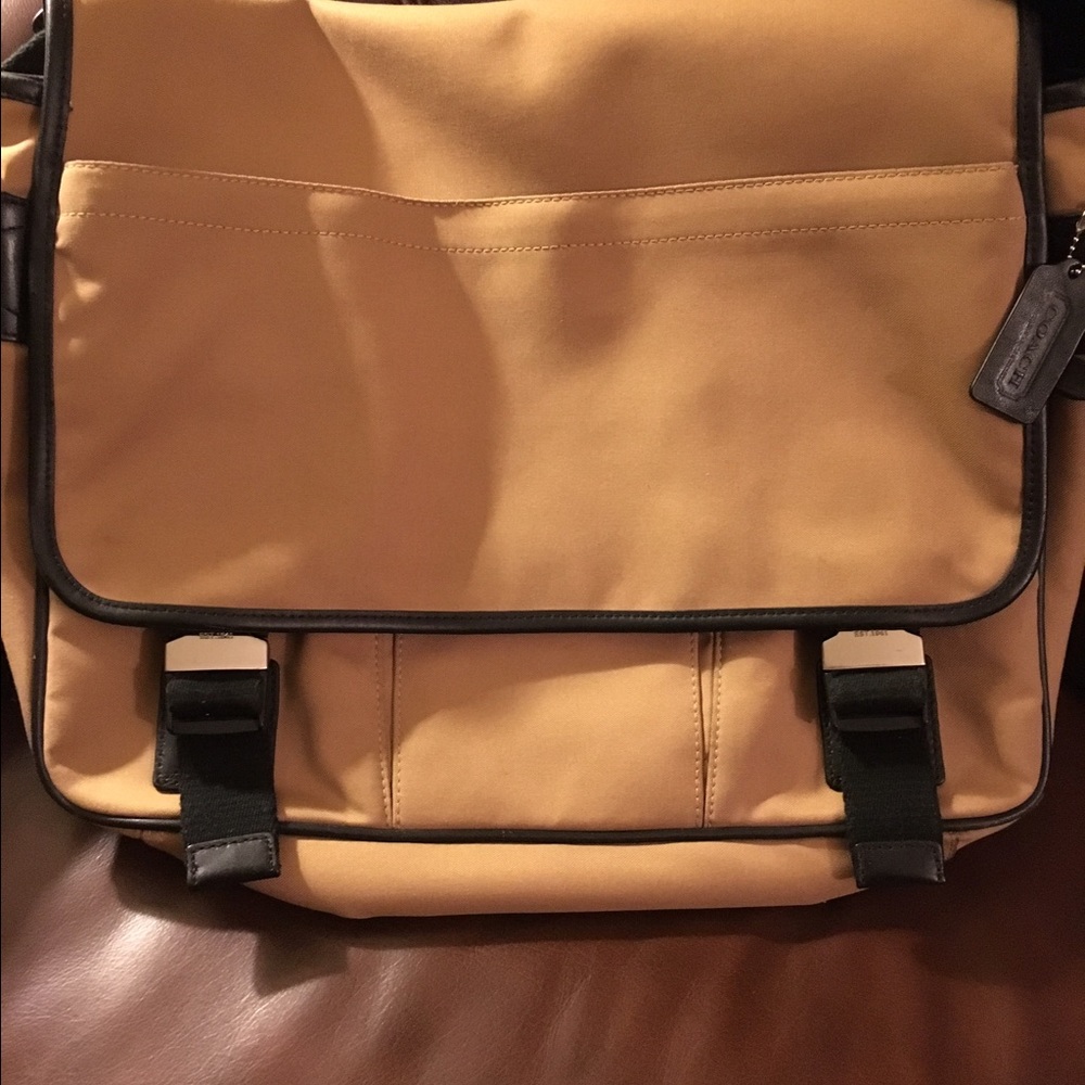 Pre owned Coach Messenger Bag.