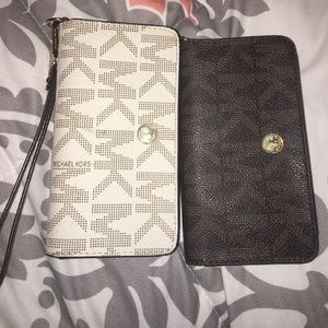 ONE Michael Kors iPhone wallet💕🎉