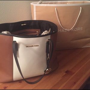 Weekend sale Michael kors large tote 👜