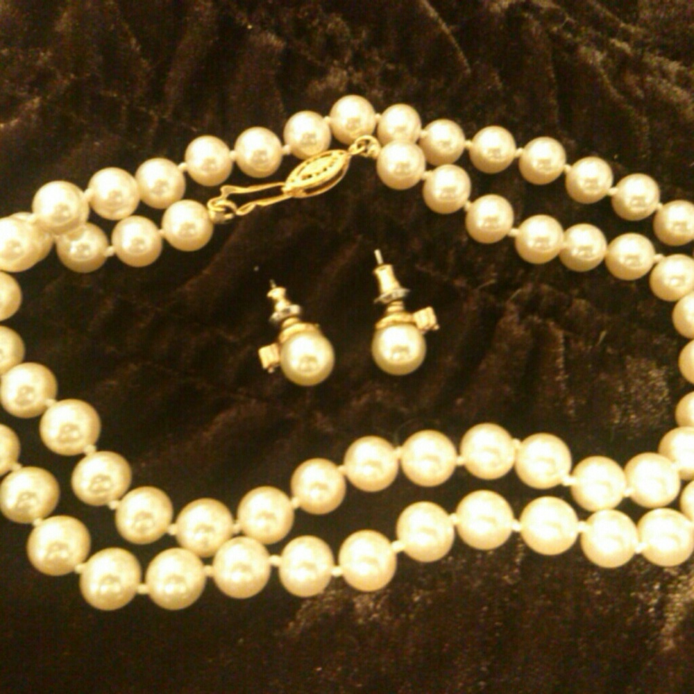Vintage Pearl necklace & earrings