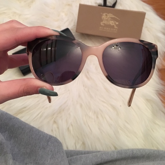 Authentic Burberry sunglasses - Picture 2 of 6