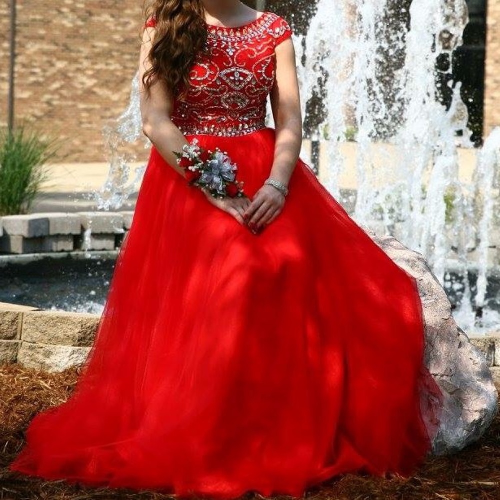 Red Sherri hill look alike