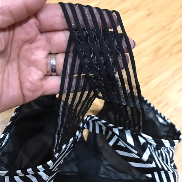 Victoria Sport Black/White Sport Bra Brand New - Picture 3 of 6