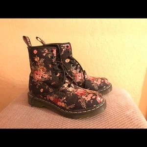 DR. MARTENS VINTAGE FLORAL DESIGN