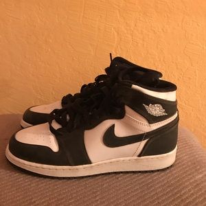 NIKE AIR JORDANS 1 RETRO BLACK AND WHITE