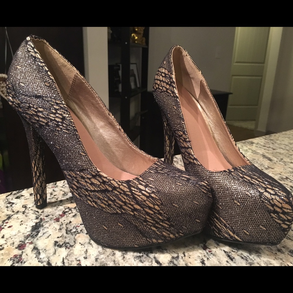 Foreign Exchange lace platform heels