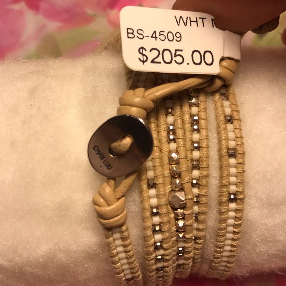 SILVER BEAD WRAP ON LIGHT BEIGE LEATHER - Picture 3 of 4