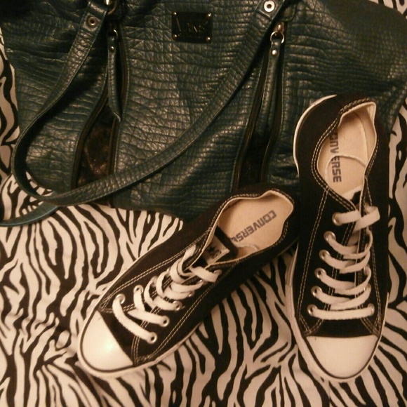 Converse Shoes - Womens Converse 9 worn once EUC