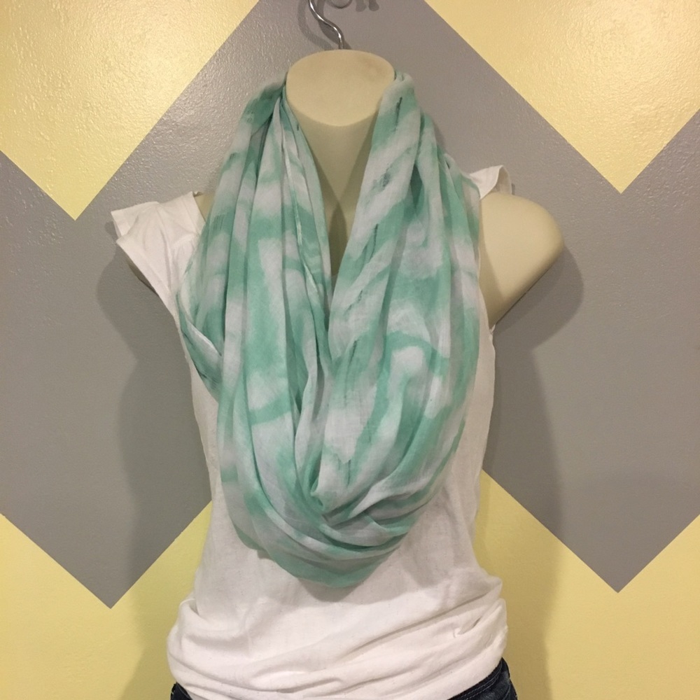 🌺Mint and White Scarf