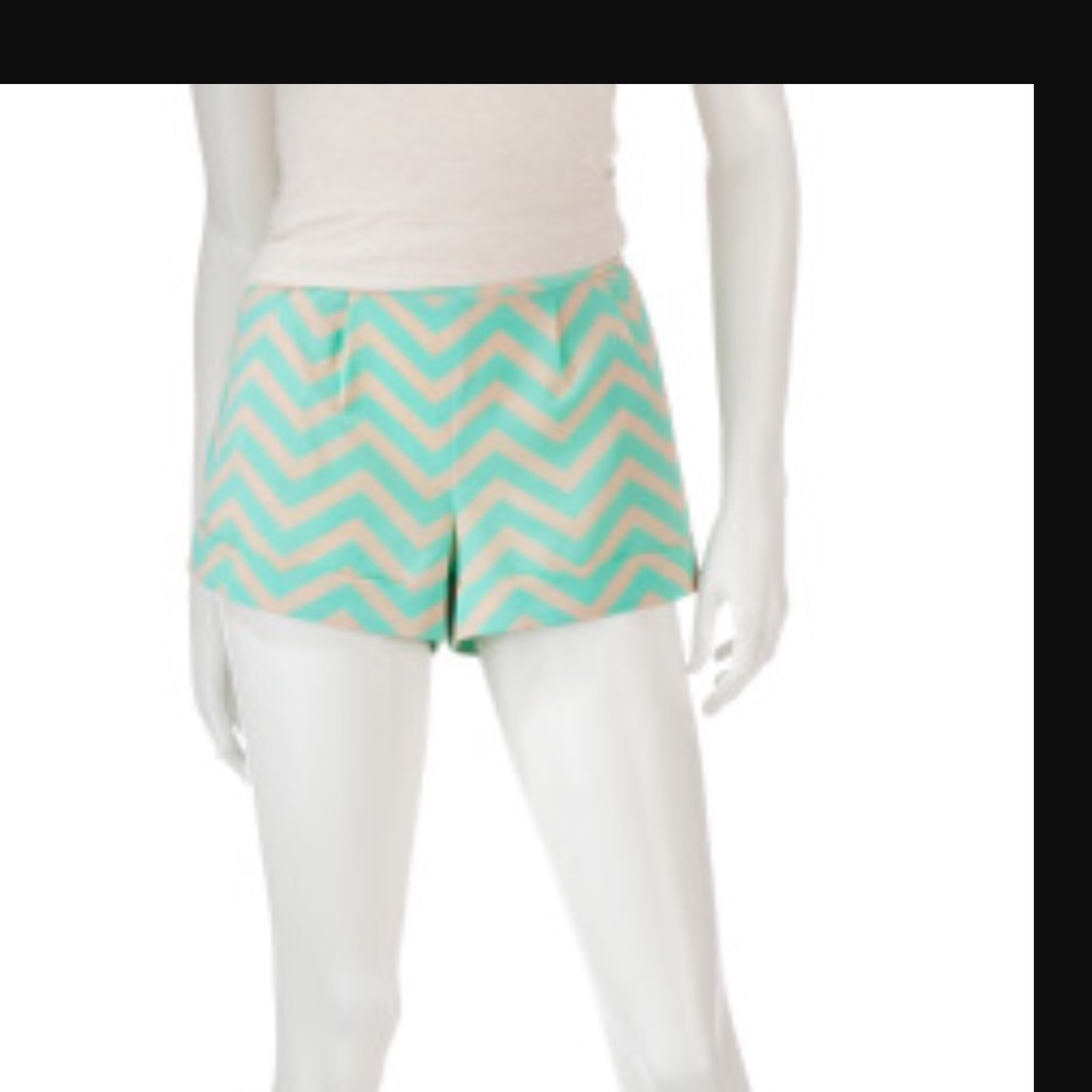 NWOT Green & beige Chevron Shorts Sz Smalll