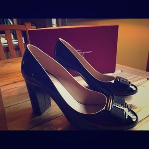 Ferragamo Nina black patent leather pumps