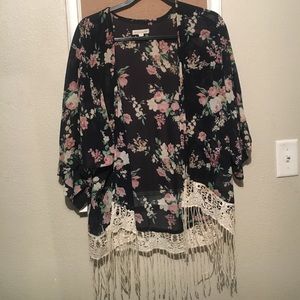 Gorgeous flower pattern and lace kimono 🌺