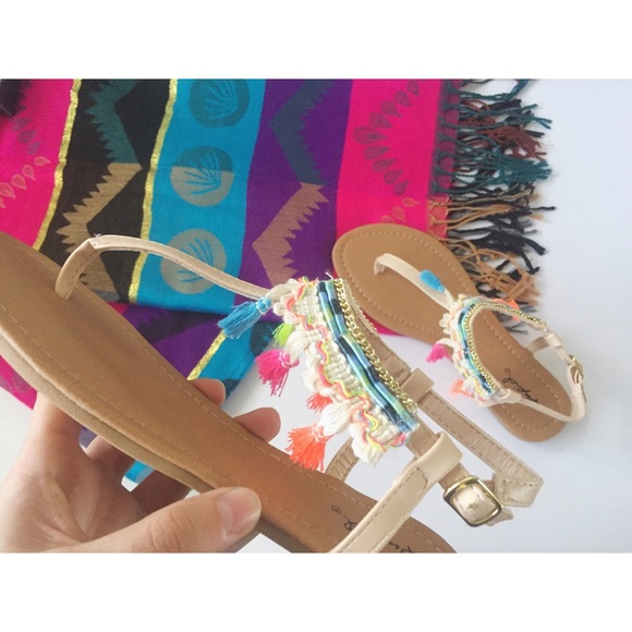 1 Left!!! NWT. Colored fringe tan sandals - Picture 2 of 8