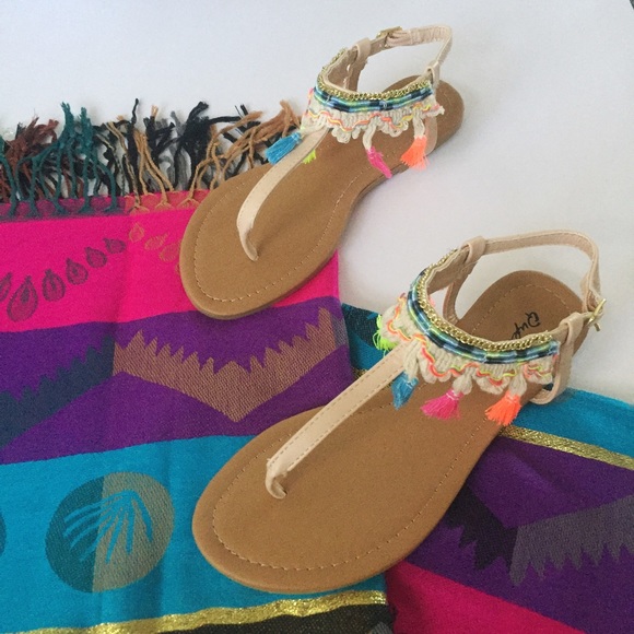 1 Left!!! NWT. Colored fringe tan sandals - Picture 3 of 8