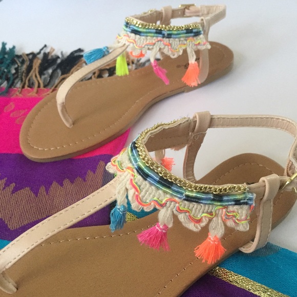 1 Left!!! NWT. Colored fringe tan sandals - Picture 5 of 8