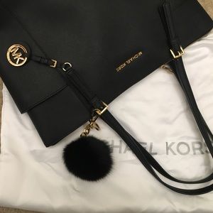 Jet Set Large Top-Zip Saffiano Leather Tote(Black)