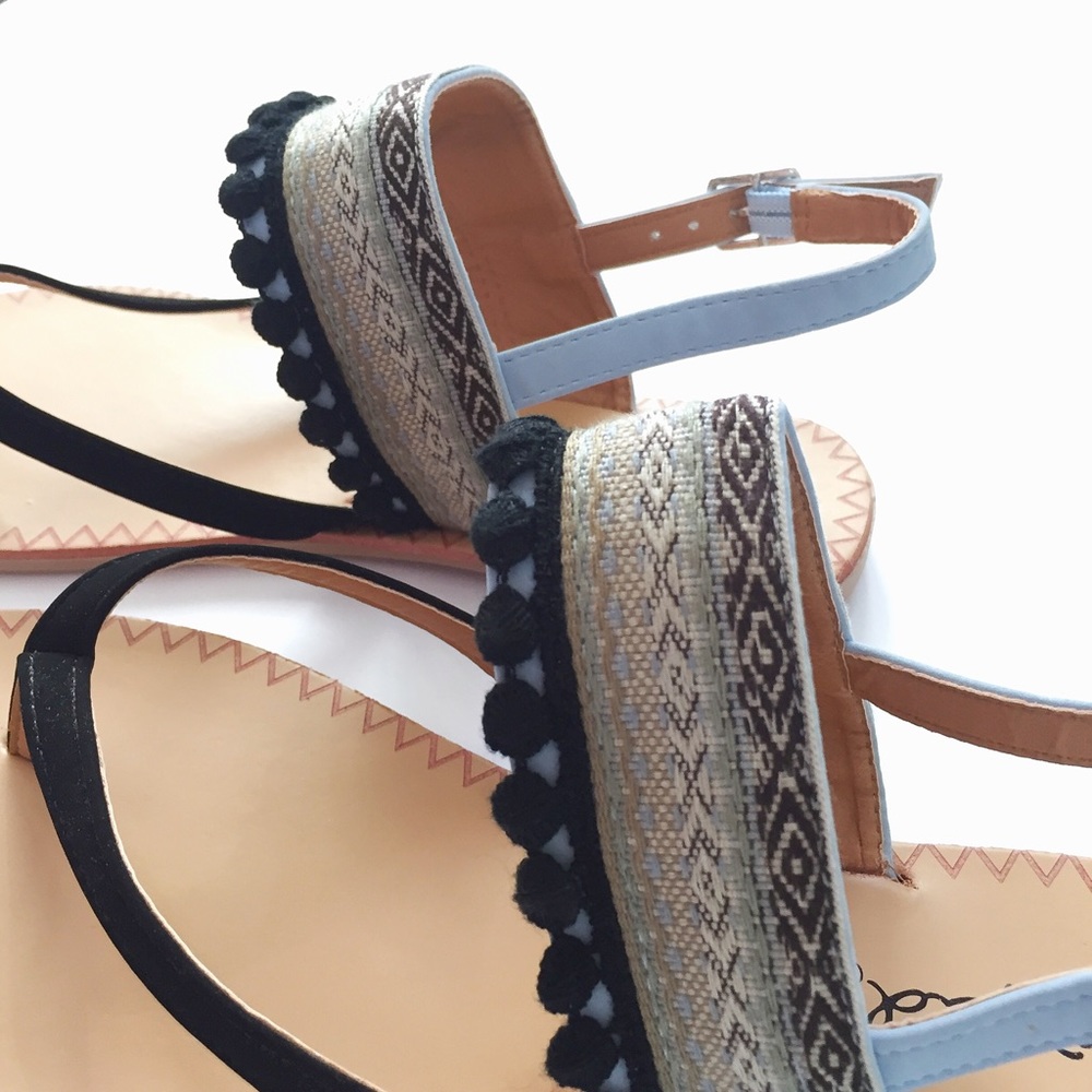 1 LEFT!!! NWT. Embroidered Pom Pom sandal - Picture 3 of 8