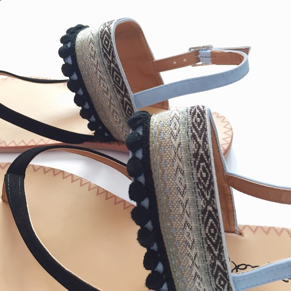 1 LEFT!!! NWT. Embroidered Pom Pom sandal - Picture 3 of 8