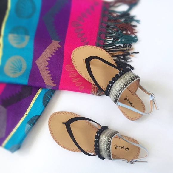 1 LEFT!!! NWT. Embroidered Pom Pom sandal - Picture 4 of 8