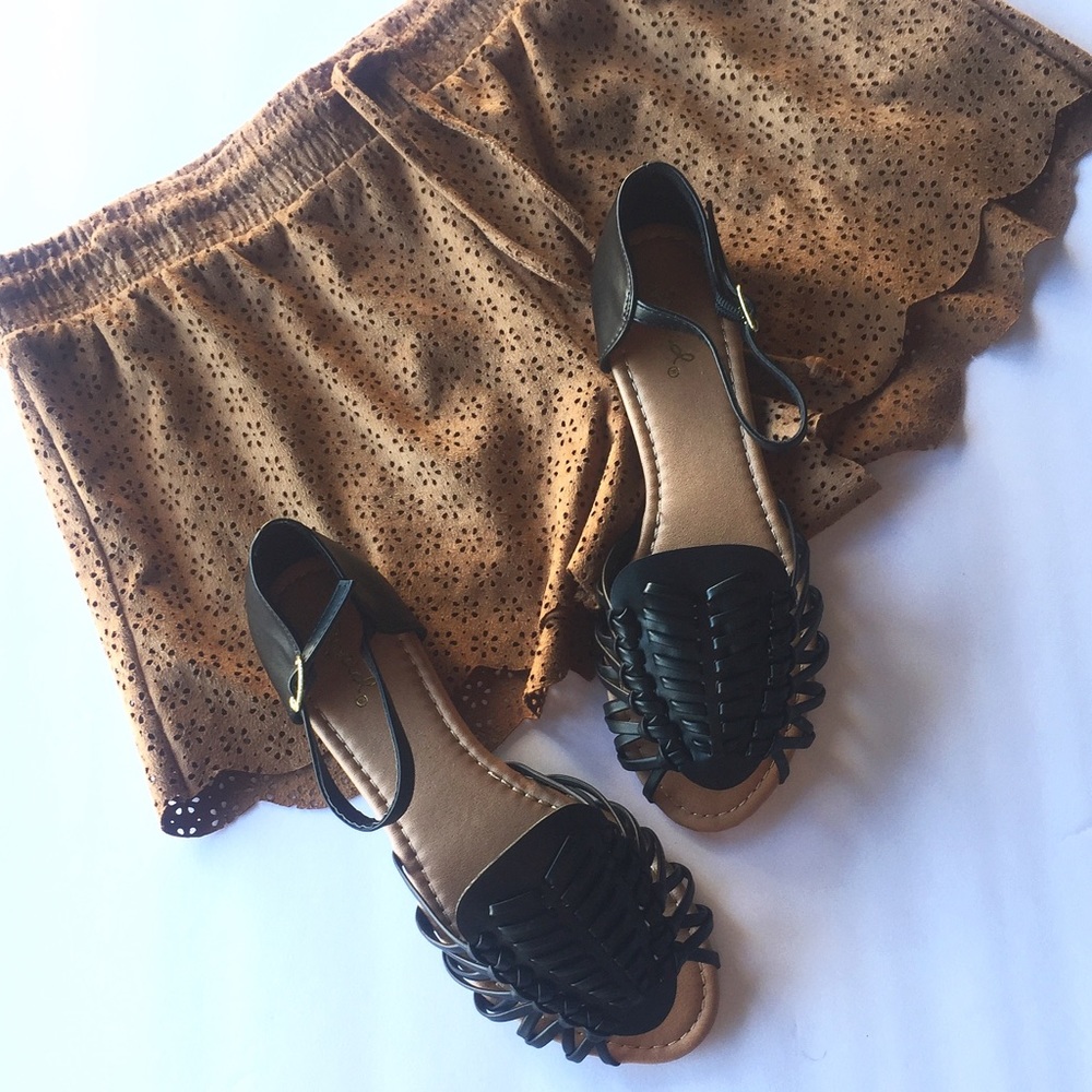 1 LEFT! NWT. Blk huarache sandal - Picture 2 of 5