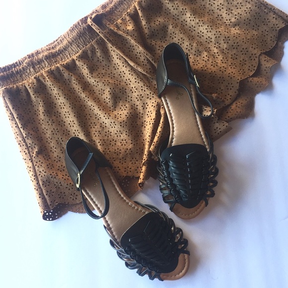 1 LEFT! NWT. Blk huarache sandal - Picture 2 of 5