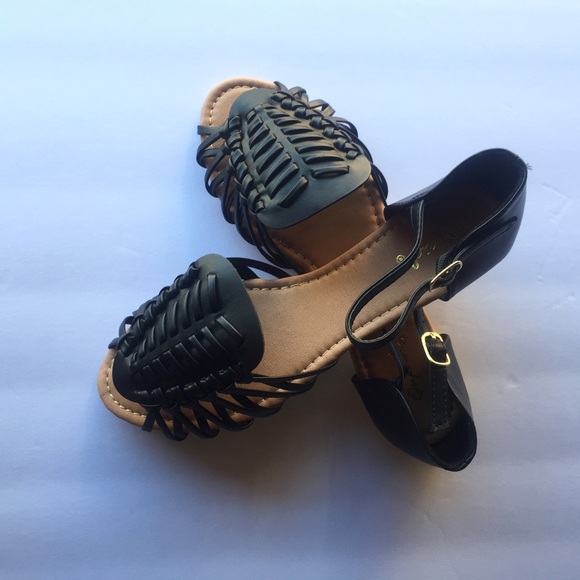 1 LEFT! NWT. Blk huarache sandal - Picture 3 of 5