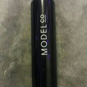 Model Co lipstick