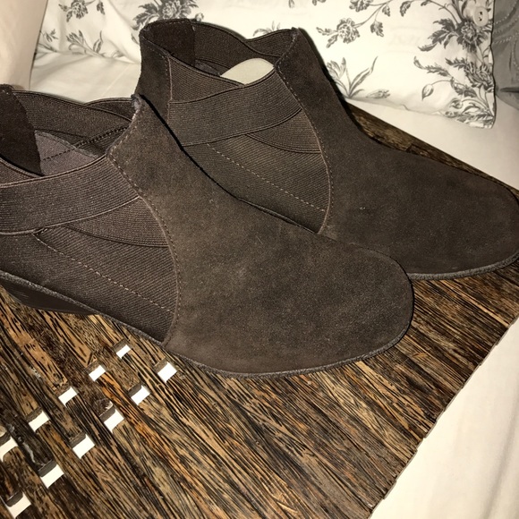 Soft padded suede ankle boots - Picture 2 of 4