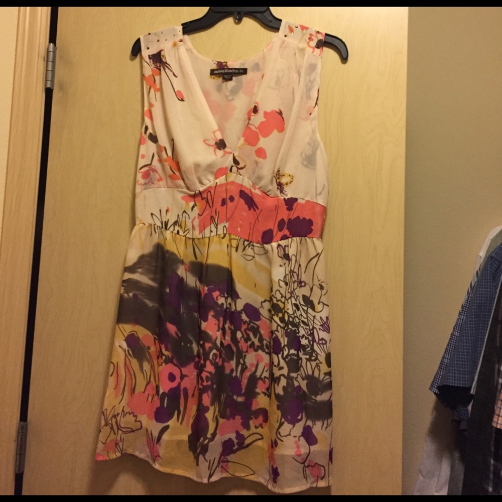 Beautiful silky top color full perfect for spring