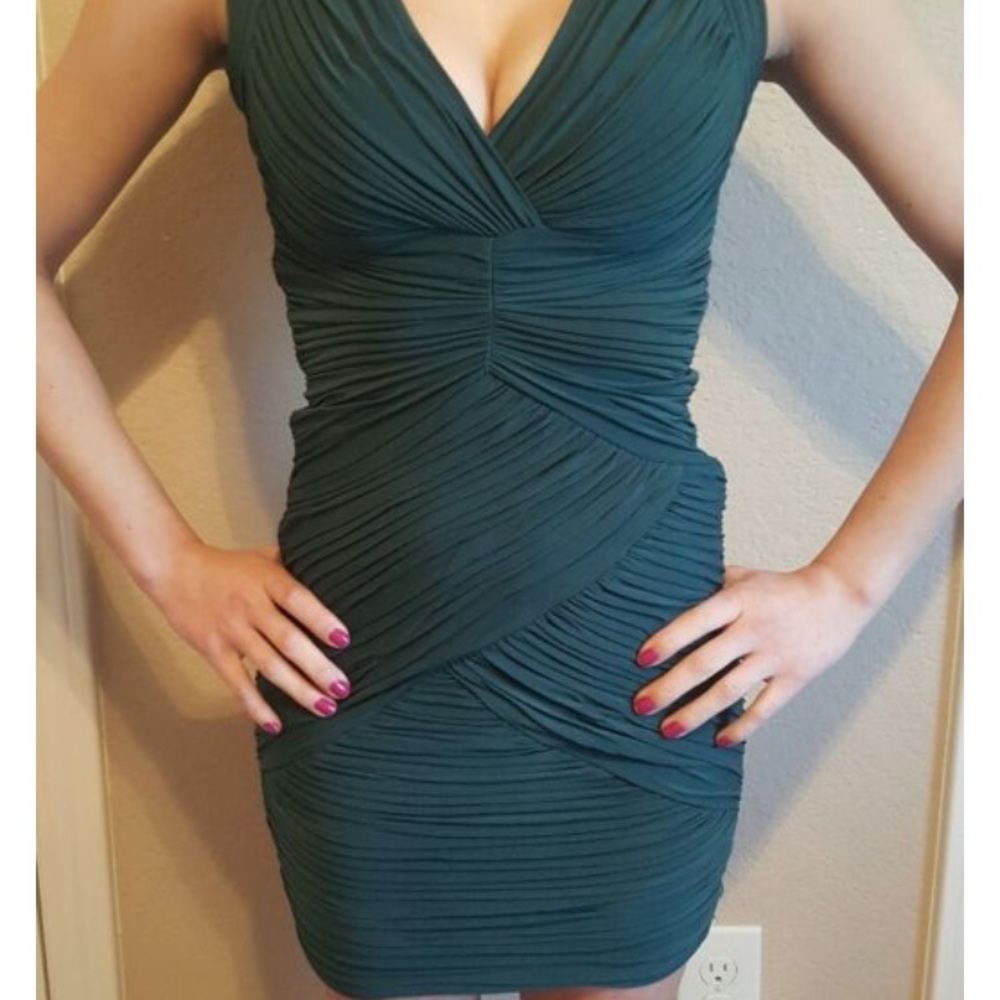 BCBG MAX AZRIA GREEN EDESA SHIRRED COCKTAIL DRESS