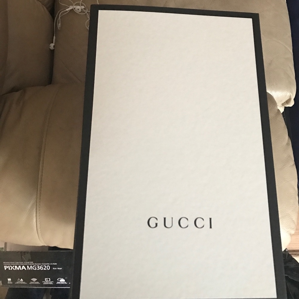 Gucci storage gift box w/ Gucci bow to close