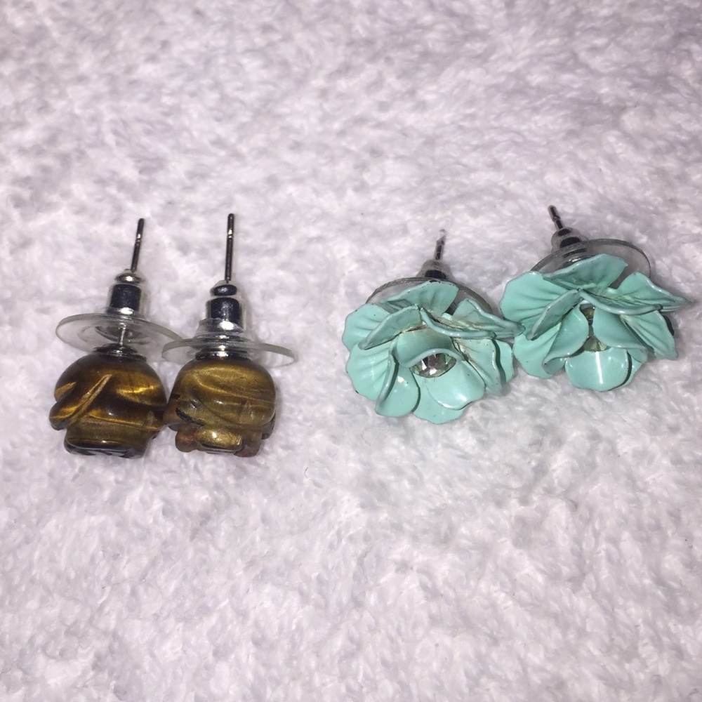 Set of 2 pairs of floral earrings