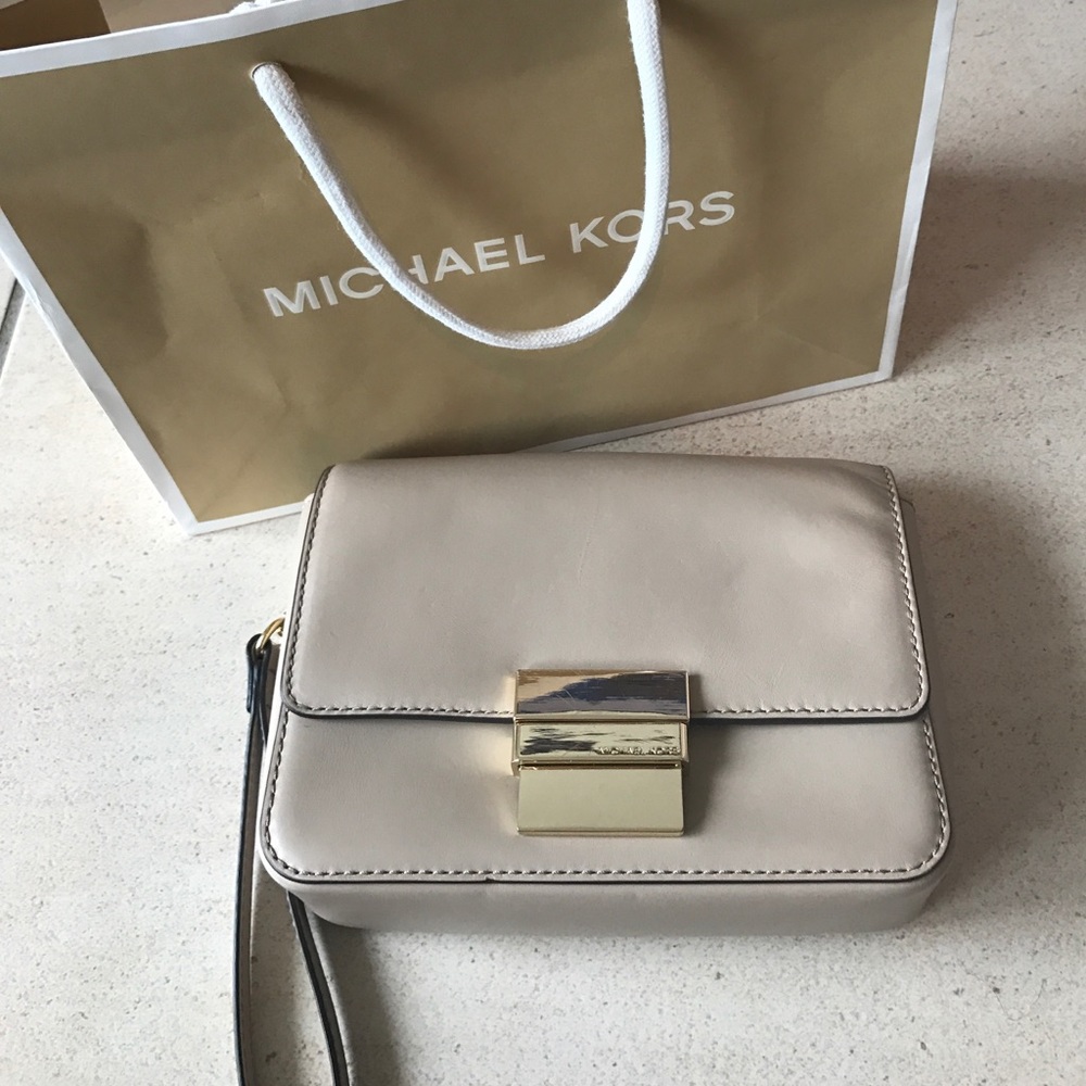 Cream leather Michael Kors wristlet