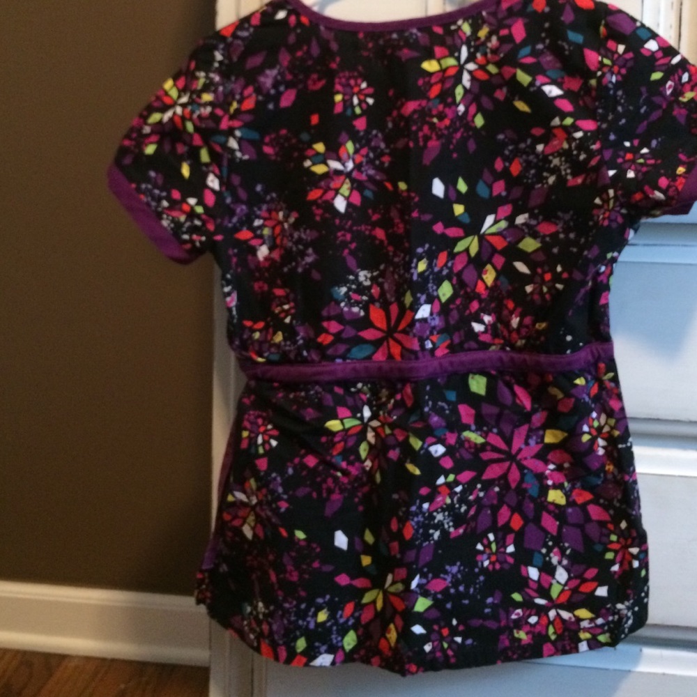 Scrub top - Picture 3 of 4